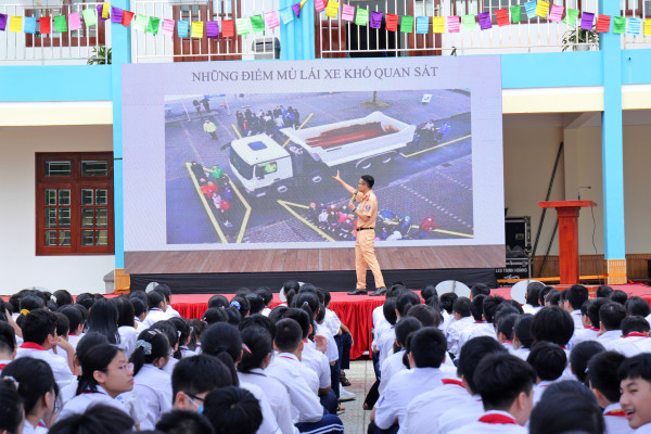Tuyên truyền Luật giao thông cho giáo viên, học sinh  trường Tiểu học Kim Đồng và THCS Trần Phú 
